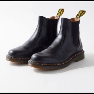DR. MARTENS 2976 SMOOTH CHELSEA BOOTS